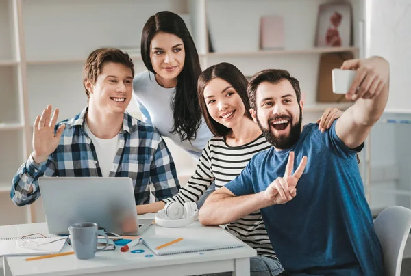 Jóvenes trabajadores modernos haciendo selfie juntos — Foto de Stock