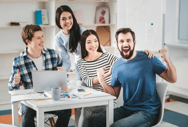 Koyu renk saçlı sakallı Yöneticisi terfi mutlu hissediyor