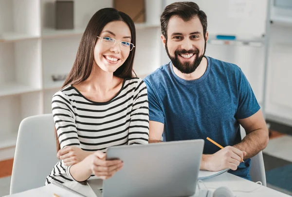 Dos ingenieros radiantes sintiéndose motivados por nuevos inventos —  Fotos de Stock