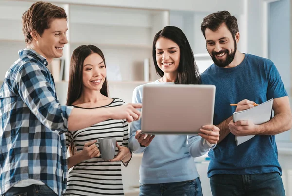 Fyra leende studenter känsla glad efter vinnande bidrag — Stockfoto