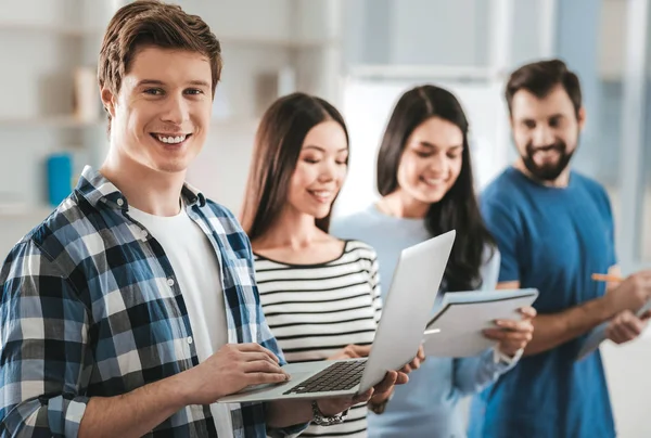 Ofiste çalışan kare gömlek giymiş sarışın adam