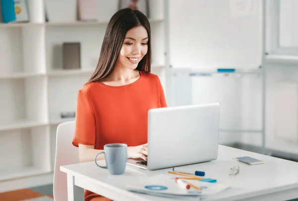 Hårt arbetande freelancer sitter vid bordet — Stockfoto