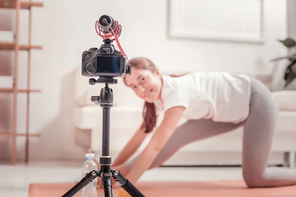 Linda senhora fazendo esporte em casa — Fotografia de Stock