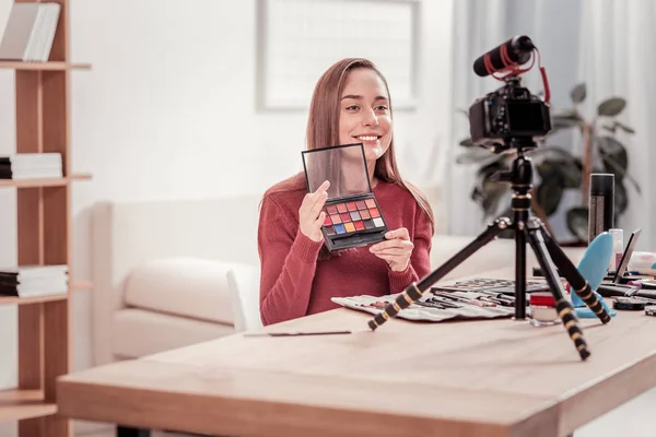 Fashionabla damen ger en skönhet lektion — Stockfoto