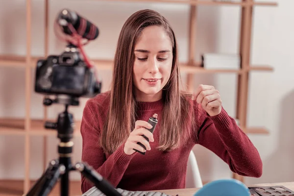 Şık bayan yeni bir krem çalışıyor