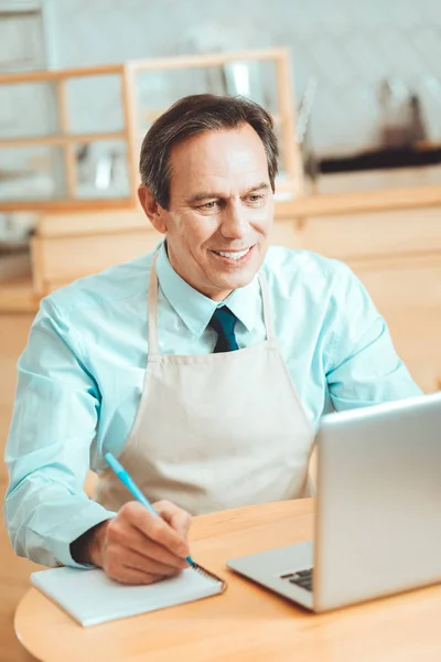 Ler man skriver något på papper — Stockfoto