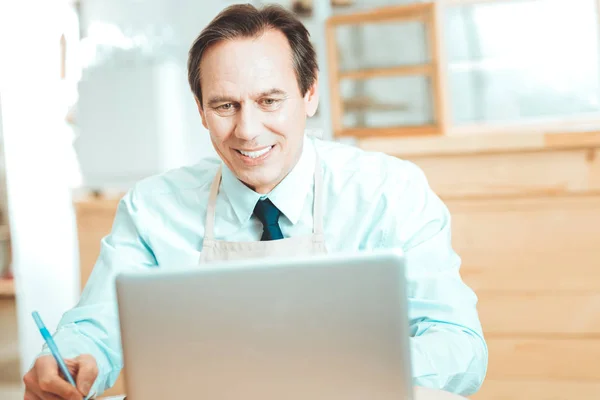 Mann mittleren Alters macht sich Notizen — Stockfoto