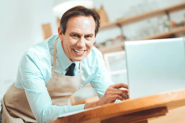 Hombre de negocios recibiendo pedidos en Internet —  Fotos de Stock