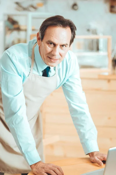 Homem agradável vestindo um avental — Fotografia de Stock