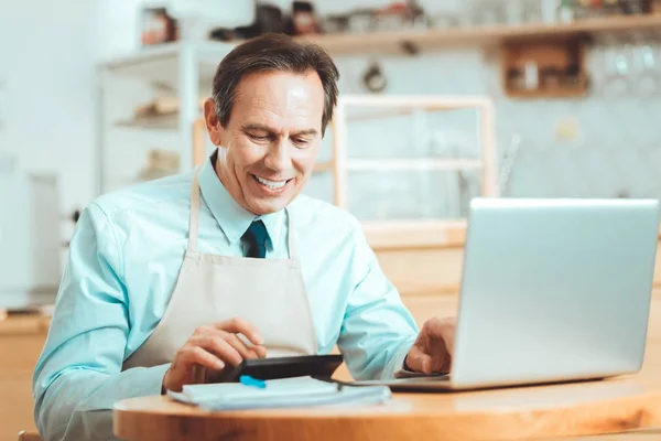 Glada ägare analysera finansiella situationen för hans företag — Stockfoto