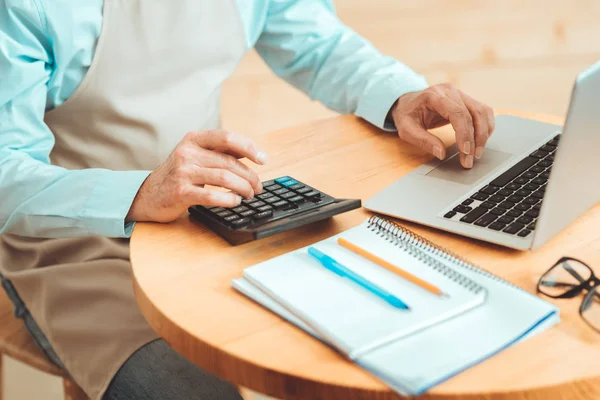 Vista de las manos en la mesa con portátil y portátil — Foto de Stock