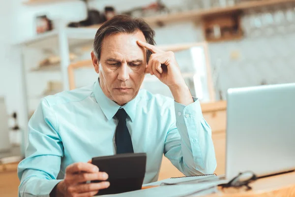 Homme réfléchi qui démarre son entreprise — Photo