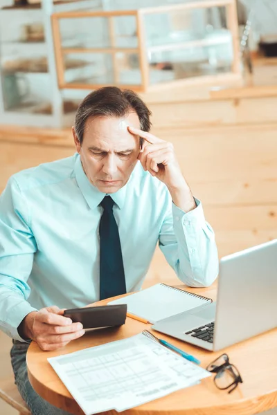 Proprietario intelligente calcolare le tasse — Foto Stock