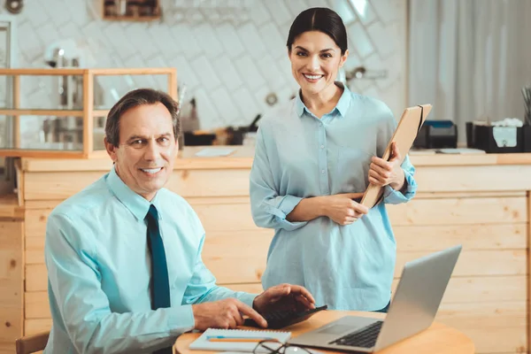 Neşeli Ortaklar kendi iş genişletilmesi