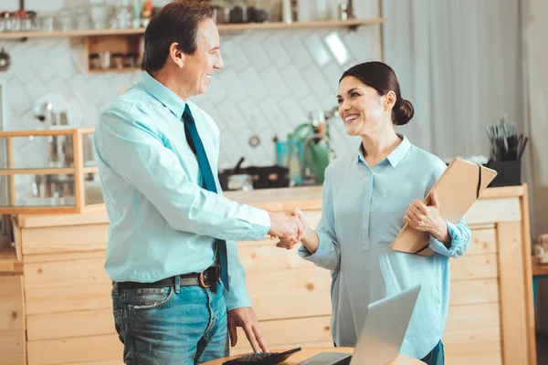 Glada företagare att bli en partner — Stockfoto