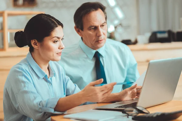 Smarta ägare känna förvånad av finansiella indikatorer — Stockfoto