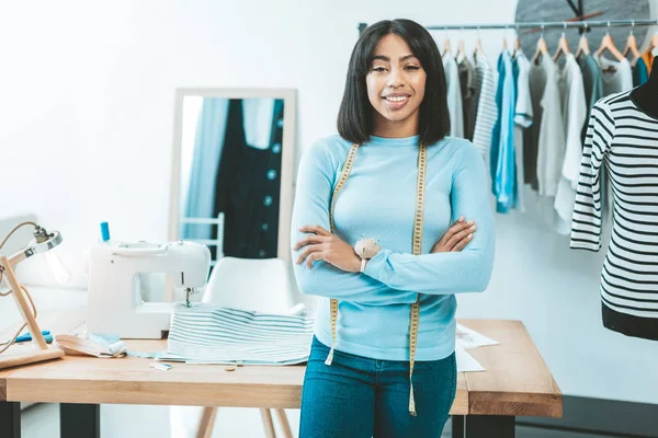 Vrij internationale ontwerper die zich voordeed op camera — Stockfoto