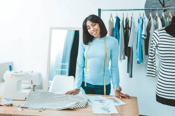 Atractiva morena mujer trabajando en atelier —  Fotos de Stock