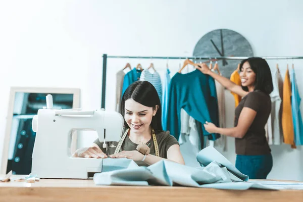 Vrolijke op maat werken met naaimachine — Stockfoto