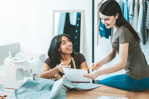 Hermosas morenas estando en su taller — Foto de Stock