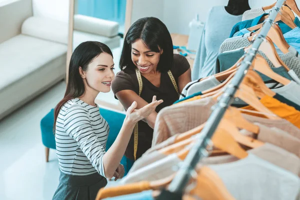 Güzel esmer en iyi elbise seçme