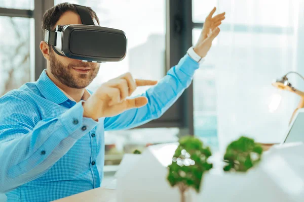 Aufmerksamer Mann mit Virtual-Reality-Brille und konzentriertem Blick — Stockfoto