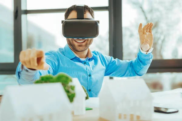 Engenheiro positivo sentindo-se animado ao usar óculos de realidade virtual — Fotografia de Stock