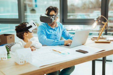 Babasıyla birlikte oturan ve gözü üstünde meraklı oğlu