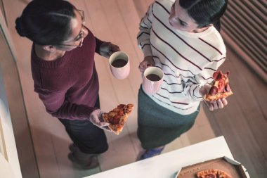 Kolay kadın pizza ile çay içme