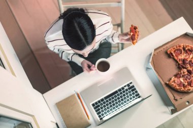 Takımlar bu görev ciddi ofis çalışanı görünümünü top