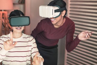 Memnun arkadaşları yaptıkları proje tartışıyor