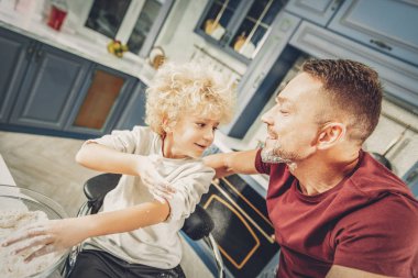 Çok güzel pozitif çocuk ve un ile şaka adam