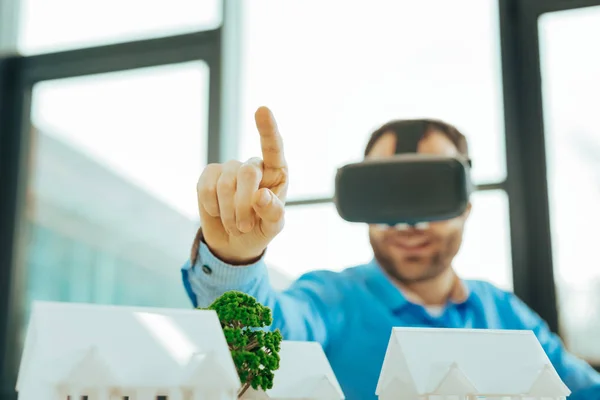 Especialista confiable apuntando con el dedo hacia arriba y usando gafas de realidad virtual —  Fotos de Stock