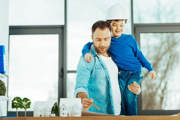 Una Familia Amigable Ingeniero Concentrado Mirando Esquema Sosteniendo Hijo Feliz —  Fotos de Stock