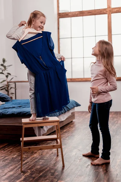 Söta systrar försöker en klänning — Stockfoto