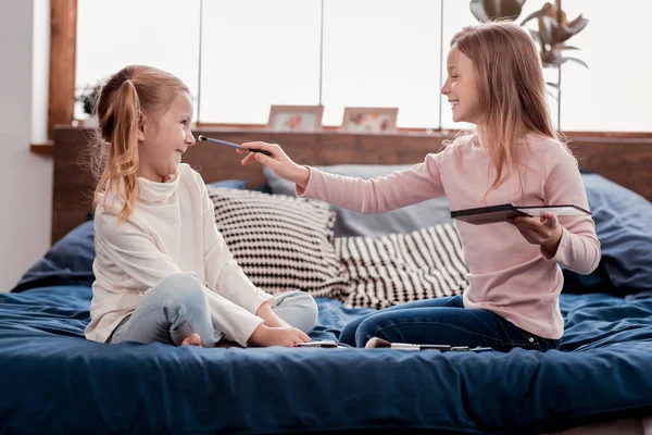 Bonitas hermanas divirtiéndose — Foto de Stock