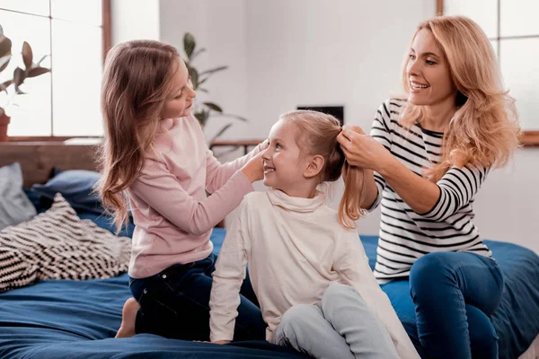 Vrolijke kinderen tijd doorbrengen met hun moeder — Stockfoto