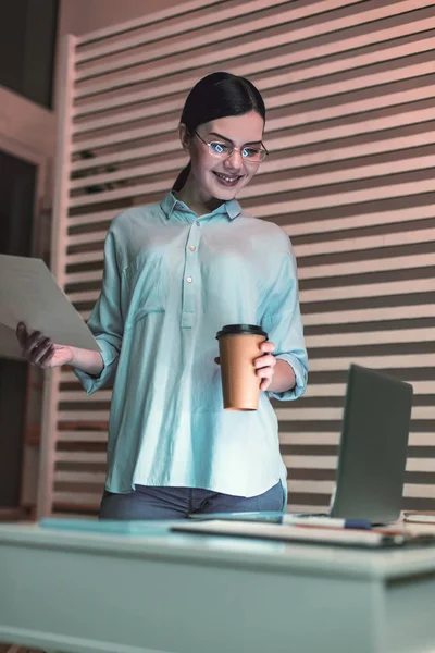 Chica bonita sosteniendo taza de papel con café —  Fotos de Stock