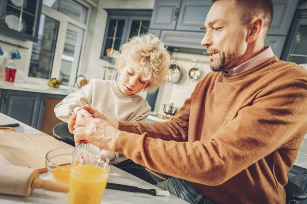 息子を教えるハンサムな集中男料理 — ストック写真