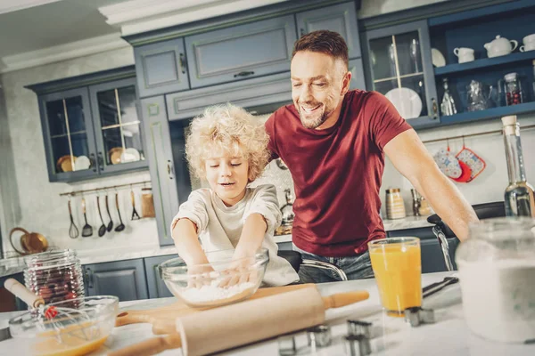 Vigoroso bel ragazzo e l'uomo aggiungendo ingredienti — Foto Stock