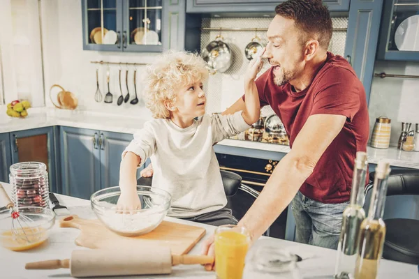 Alegre alegre chico y hombre tener divertido — Foto de Stock