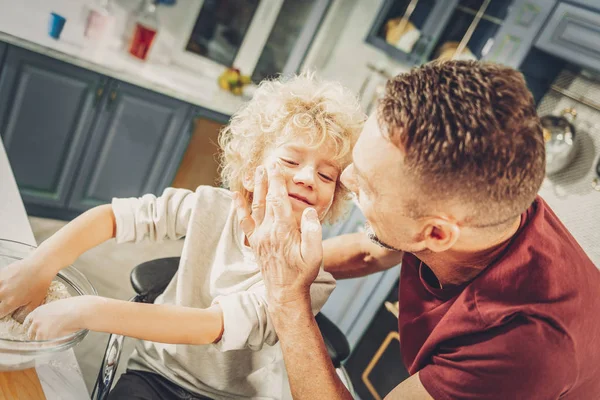 Piacevole bel ragazzo e uomo sbavando con farina — Foto Stock