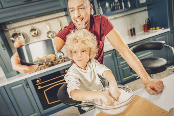 集中しての魅力的な少年と男を料理しながら撮影 — ストック写真