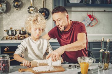 Hala yapışkan. Hamur haddeleme ve adama dinleme büyüleyici hoş çocuk