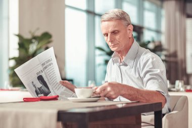 Sabah kahve. Keyifli içme kahve bir kafede otururken ihtiyar