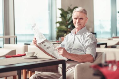 Neşeli gülümseyerek bakıyorsun adam emekli