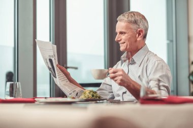 Neşeli adam bir salata bir restoranda yemek