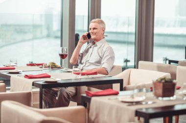 Gülümseyen adam kendi kendine konuşan