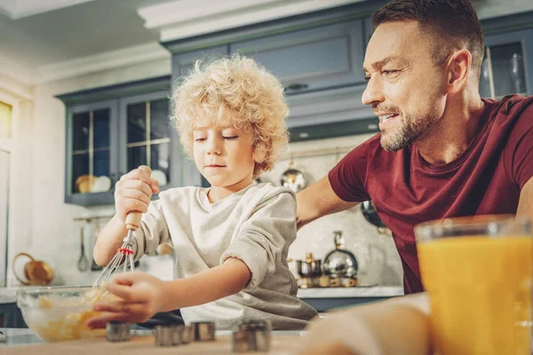 Attente charmante jongen en man deeg mengen — Stockfoto