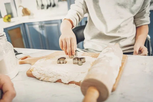 Innocenti belle mani ragazzi taglio pasta fresca — Foto Stock